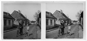 Pouilley-les-Vignes. - Marcel Duvernoy et Marguerite à bicyclette