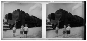 Denis, Gilles et Jean-Philippe devant la locomotive à vapeur