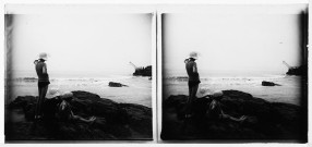 Les filles Duvernoy sur un rocher face à l'océan