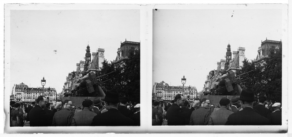 Soldats américains avec char sur le pont d'Arcole