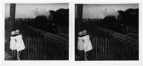 Marguerite et Marie-Louise sur le pont de la Gibelotte regardant un train à vapeur